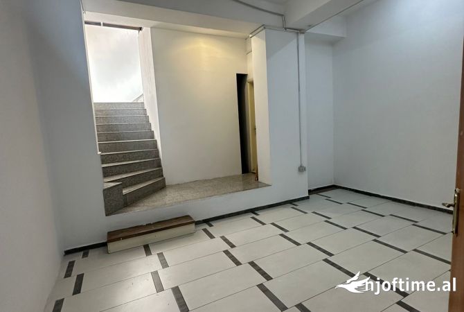 Ambient biznesi me qera 4+1 ne Tirane - 1,300 Euro