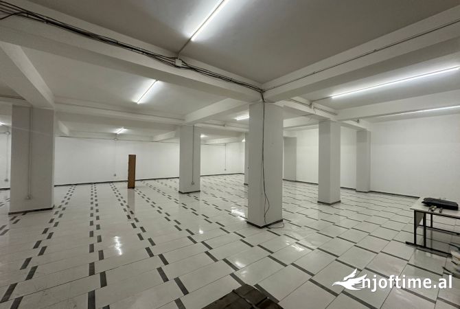 Ambient biznesi me qera 4+1 ne Tirane - 1,300 Euro