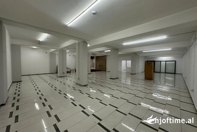 Ambient biznesi me qera 4+1 ne Tirane - 1,300 Euro