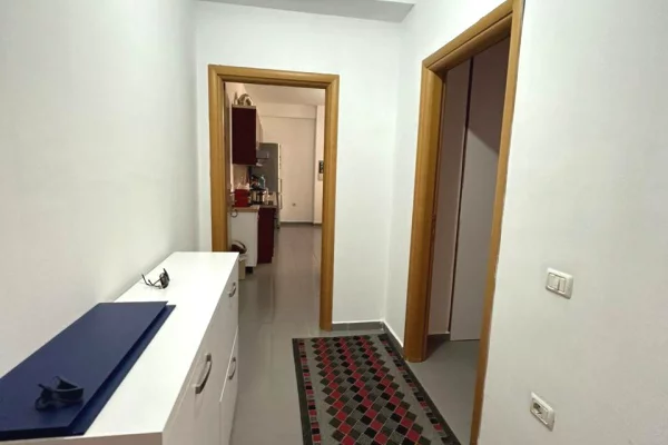Shtepi ne shitje Apartament ne Tirane, 2+1, Mobilimi E mobiluar, Pagesa 159,500  Euro.