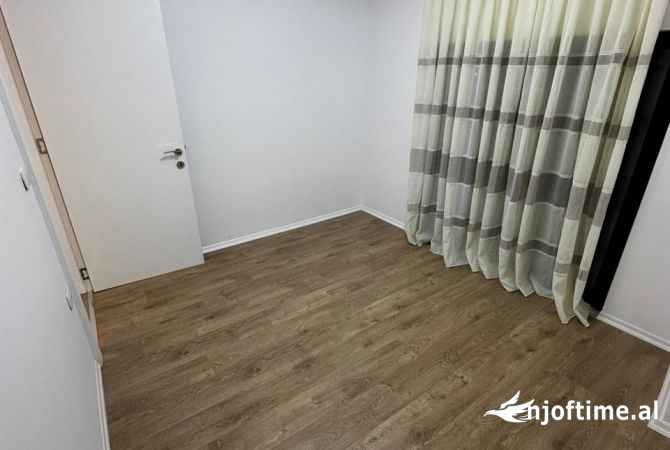 Shtepi ne shitje Duplex(shtepi me 2 kate) ne Tirane, 2+1, Mobilimi Pjeserisht e mobiluar, Pagesa 236,000  Euro.