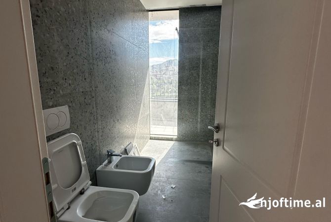 Ambient biznesi me qera 1+1 ne Tirane - 2,500 Euro