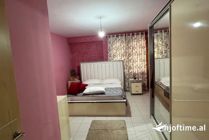 Shtepi ne shitje Apartament ne Tirane, 2+1, Mobilimi E mobiluar, Pagesa 140,000  Euro.