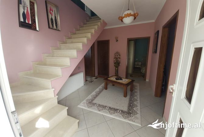 Shtepi ne shitje Shtepi Private ne Korce, 5+1, Mobilimi E mobiluar, Pagesa 250,000  Euro.