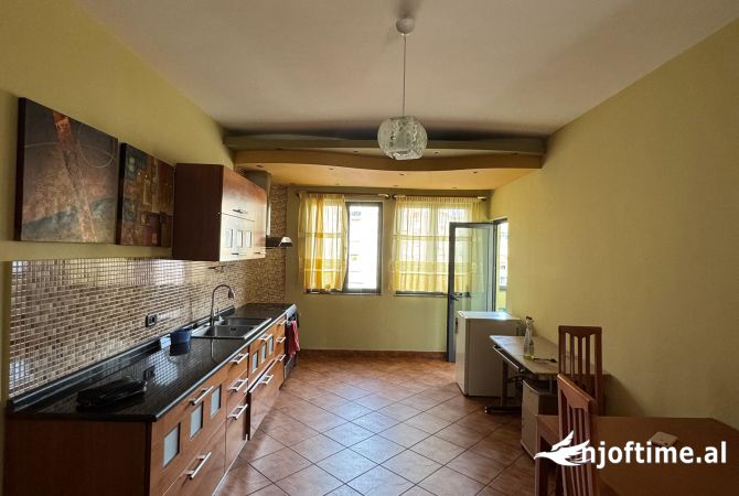 Shtepi me qera Apartament ne Tirane, 3+1, Mobilimi E mobiluar, Pagesa 650  Euro.