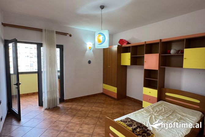 Shtepi me qera Apartament ne Tirane, 3+1, Mobilimi E mobiluar, Pagesa 650  Euro.