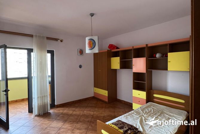 Shtepi me qera Apartament ne Tirane, 3+1, Mobilimi E mobiluar, Pagesa 650  Euro.