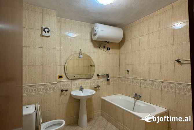 Shtepi me qera Apartament ne Tirane, 3+1, Mobilimi E mobiluar, Pagesa 650  Euro.
