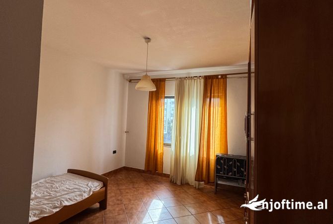 Shtepi me qera Apartament ne Tirane, 3+1, Mobilimi E mobiluar, Pagesa 650  Euro.