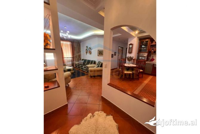 Shtepi me qera 2+1 ne Tirane - 700 Euro