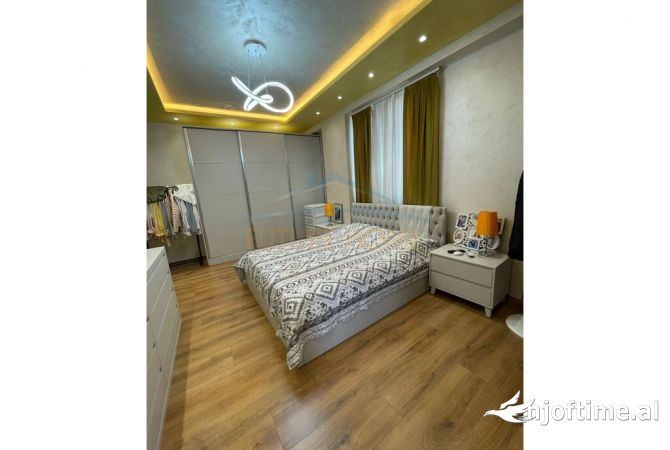 Shtepi ne shitje Apartament ne Tirane, 2+1, Mobilimi E mobiluar, Pagesa 200,000  Euro.