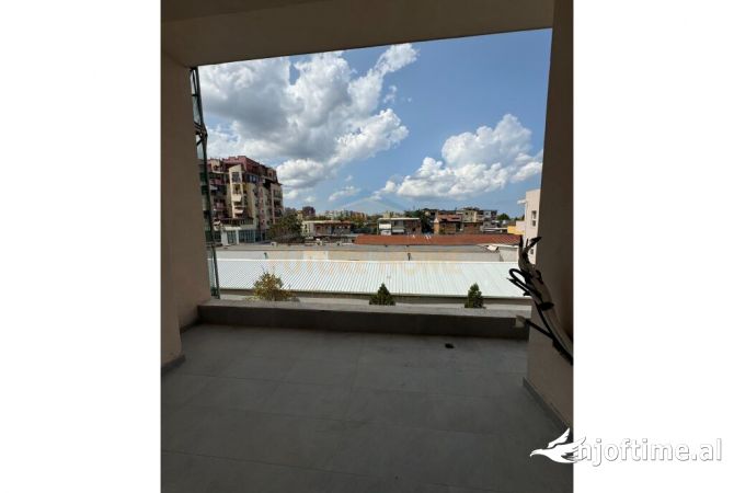 Shtepi ne shitje Apartament ne Tirane, 2+1, Mobilimi Bosh, pa mobiluar, Pagesa 158,000  Euro.