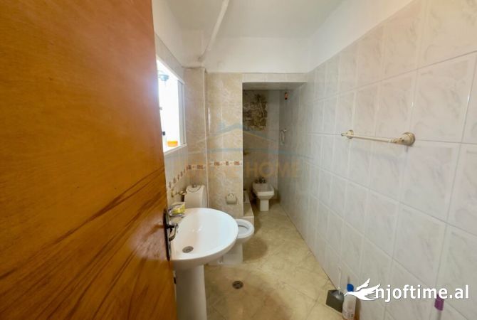 Shtepi ne shitje Apartament ne Tirane, 1+1, Mobilimi E mobiluar, Pagesa 150,000  Euro.