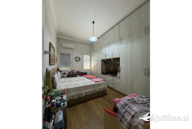 Shtepi ne shitje Apartament ne Tirane, 2+1, Mobilimi E mobiluar, Pagesa 250,000  Euro.