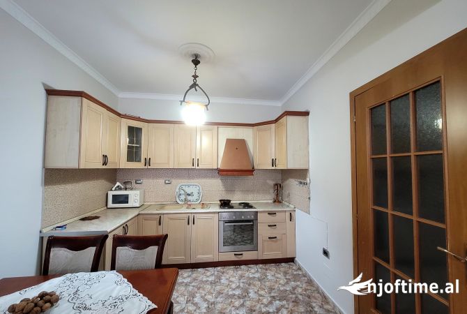 Shtepi me qera Apartament ne Tirane, 2+1, Mobilimi E mobiluar, Pagesa 590  Euro.