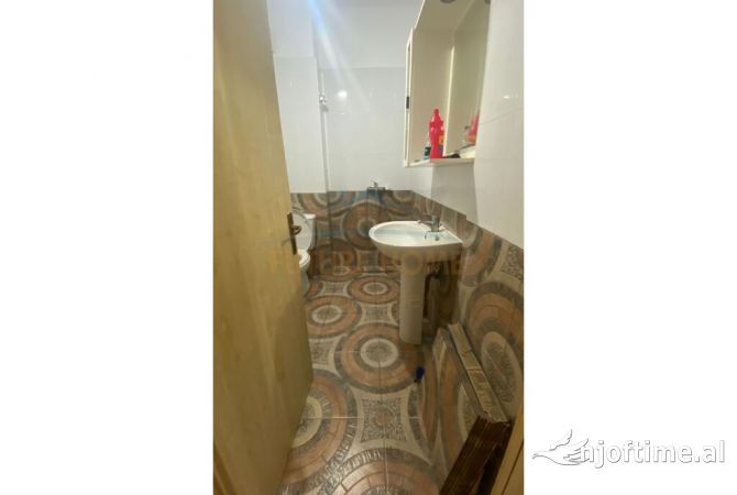 Shtepi ne shitje Apartament ne Tirane, 2+1, Mobilimi Pjeserisht e mobiluar, Pagesa 109,500  Euro.