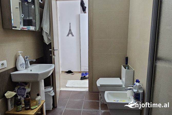 Shtepi ne shitje Apartament ne Tirane, 2+1, Mobilimi E mobiluar, Pagesa 195,000  Euro.