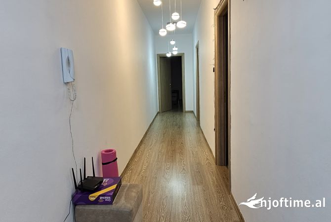 Shtepi ne shitje Apartament ne Tirane, 2+1, Mobilimi E mobiluar, Pagesa 195,000  Euro.