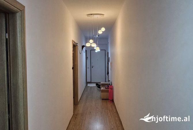 Shtepi ne shitje Apartament ne Tirane, 2+1, Mobilimi E mobiluar, Pagesa 195,000  Euro.