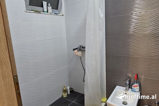 Shtepi ne shitje Apartament ne Tirane, 2+1, Mobilimi E mobiluar, Pagesa 195,000  Euro.