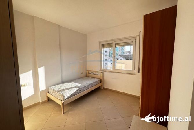 Shtepi ne shitje Apartament ne Tirane, 1+1, Mobilimi Pjeserisht e mobiluar, Pagesa 110,000  Euro.