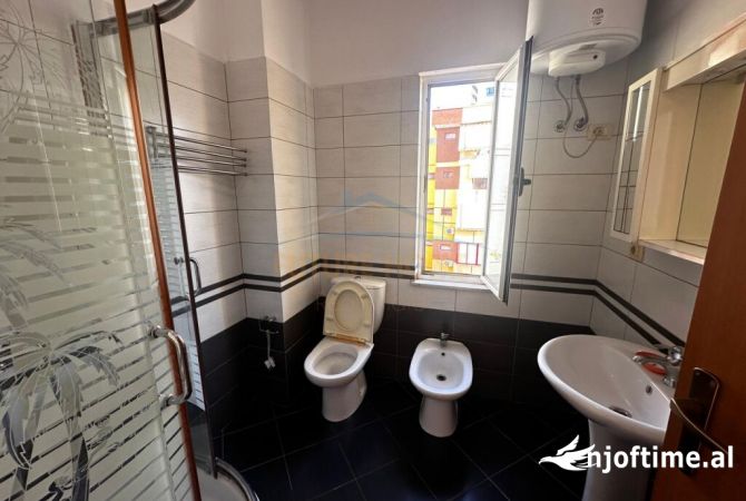 Shtepi ne shitje Apartament ne Tirane, 1+1, Mobilimi Pjeserisht e mobiluar, Pagesa 110,000  Euro.