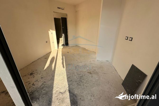 Shtepi ne shitje Apartament ne Tirane, 1+1, Mobilimi Bosh, pa mobiluar, Pagesa 140,000  Euro.