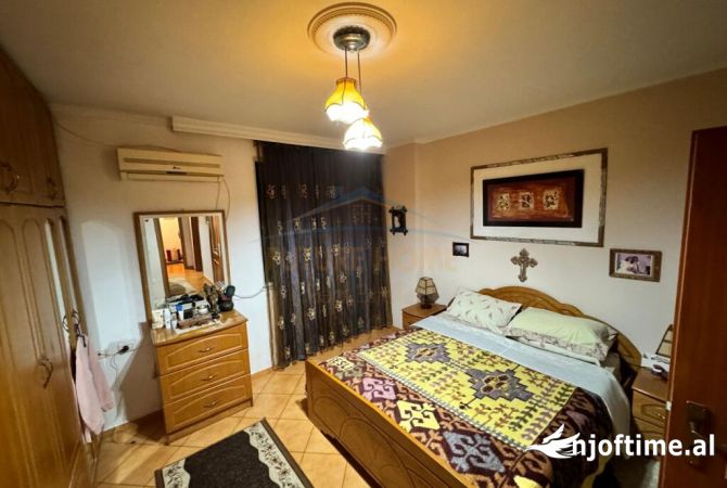 Shtepi ne shitje Apartament ne Tirane, 3+1, Mobilimi E mobiluar, Pagesa 164,500  Euro.
