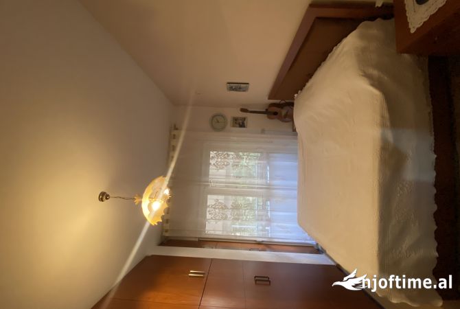 Shtepi ne shitje Apartament ne Tirane, 2+1, Mobilimi E mobiluar, Pagesa 177,000  Euro.