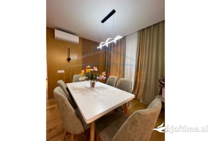 Shtepi ne shitje Apartament ne Tirane, 3+1, Mobilimi E mobiluar, Pagesa 350,000  Euro.