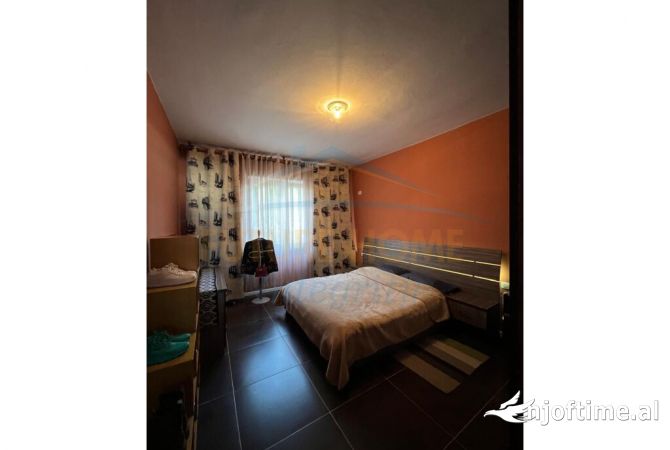 Shtepi ne shitje Apartament ne Tirane, 2+1, Mobilimi E mobiluar, Pagesa 180,000  Euro.