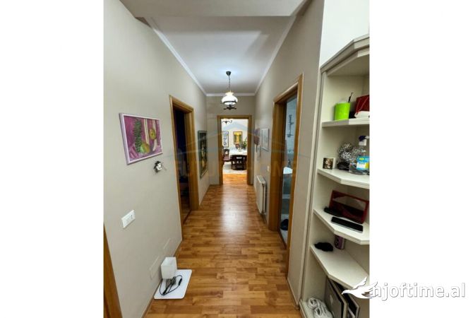 Shtepi ne shitje Apartament ne Tirane, 2+1, Mobilimi E mobiluar, Pagesa 286,000  Euro.