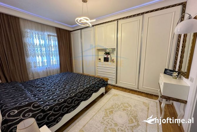 Shtepi ne shitje Apartament ne Tirane, 3+1, Mobilimi E mobiluar, Pagesa 269,000  Euro.