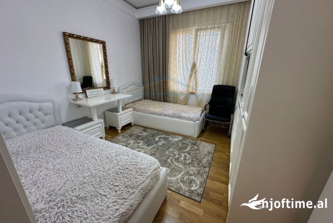 Shtepi ne shitje Apartament ne Tirane, 3+1, Mobilimi E mobiluar, Pagesa 269,000  Euro.
