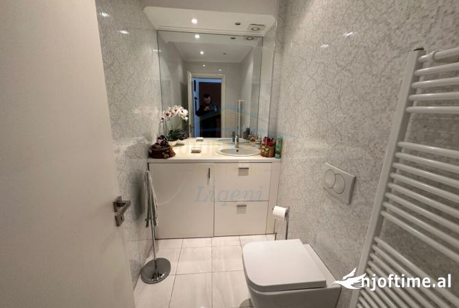 Shtepi ne shitje Apartament ne Tirane, 2+1, Mobilimi E mobiluar, Pagesa 219,900  Euro.