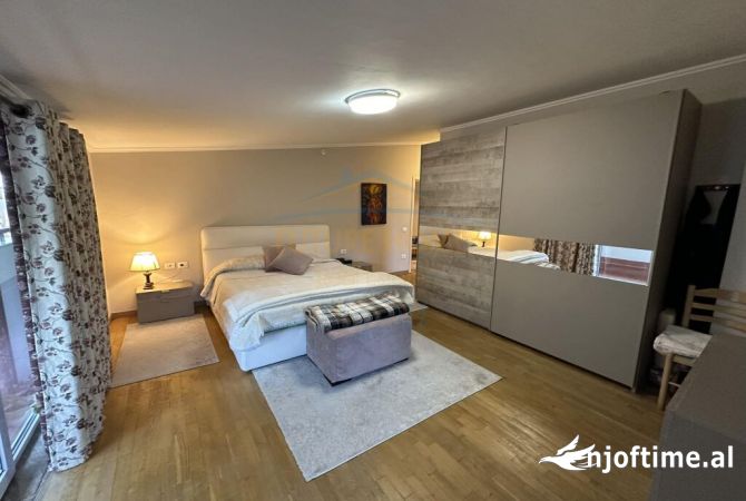 Shtepi ne shitje Papafingo(kati i catise) ne Tirane, 3+1, Mobilimi E mobiluar, Pagesa 475,000  Euro.