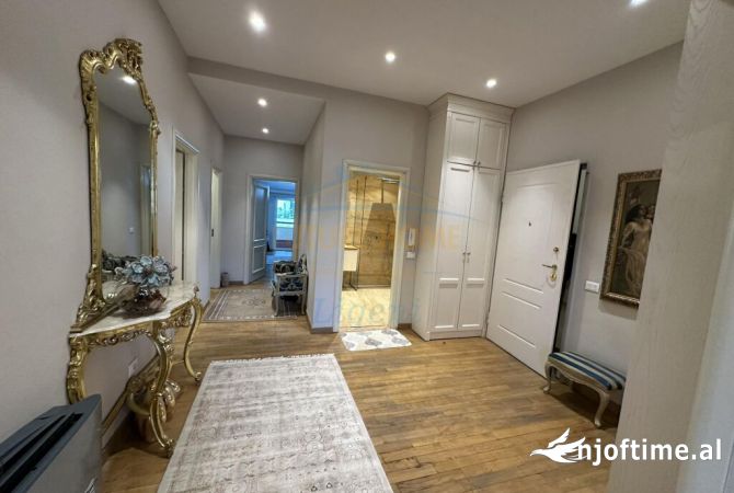 Shtepi ne shitje Papafingo(kati i catise) ne Tirane, 3+1, Mobilimi E mobiluar, Pagesa 475,000  Euro.