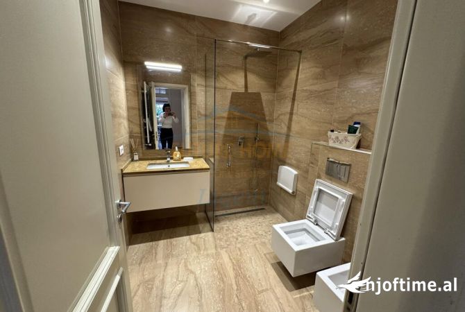 Shtepi ne shitje Papafingo(kati i catise) ne Tirane, 3+1, Mobilimi E mobiluar, Pagesa 475,000  Euro.