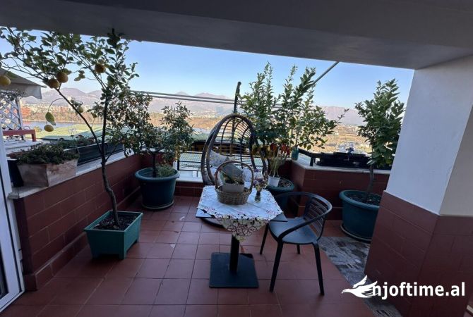 Shtepi ne shitje Papafingo(kati i catise) ne Tirane, 3+1, Mobilimi E mobiluar, Pagesa 475,000  Euro.