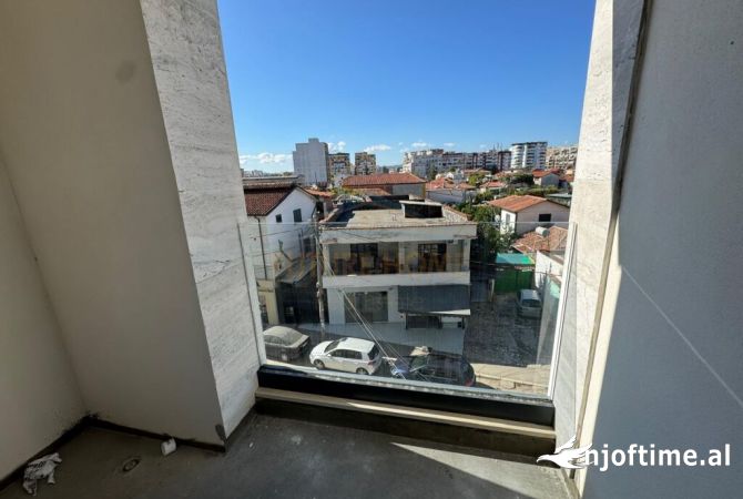 Shtepi ne shitje Apartament ne Tirane, 2+1, Mobilimi Bosh, pa mobiluar, Pagesa 167,000  Euro.
