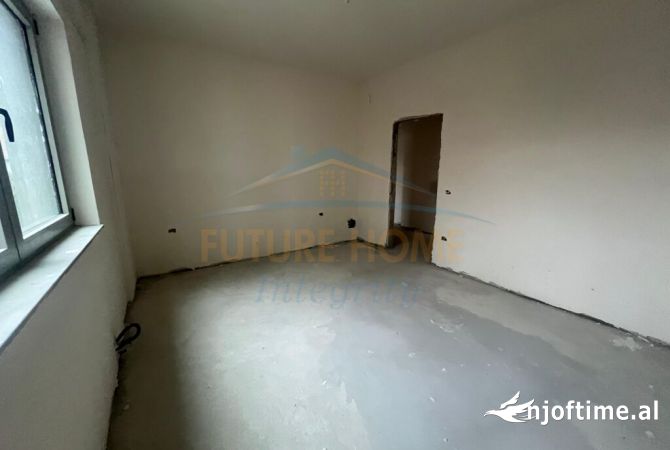 Shtepi ne shitje Apartament ne Tirane, 2+1, Mobilimi Bosh, pa mobiluar, Pagesa 198,500  Euro.