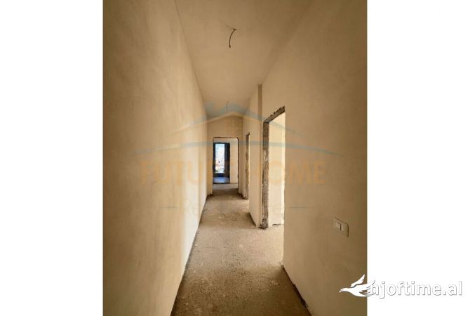 Shtepi ne shitje Apartament ne Tirane, 3+1, Mobilimi Bosh, pa mobiluar, Pagesa 249,900  Euro.