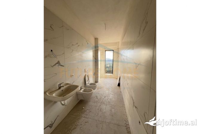 Shtepi ne shitje Apartament ne Tirane, 3+1, Mobilimi Bosh, pa mobiluar, Pagesa 249,900  Euro.