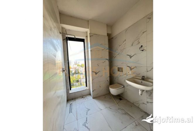 Shtepi ne shitje Apartament ne Tirane, 3+1, Mobilimi Bosh, pa mobiluar, Pagesa 249,900  Euro.