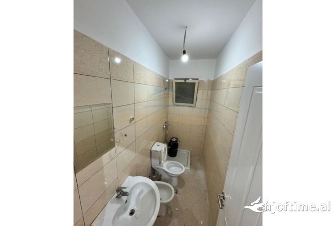 Shtepi ne shitje Apartament ne Tirane, 2+1, Mobilimi Bosh, pa mobiluar, Pagesa 135,000  Euro.