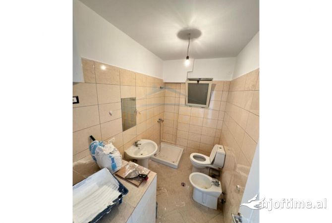 Shtepi ne shitje Apartament ne Tirane, 2+1, Mobilimi Bosh, pa mobiluar, Pagesa 135,000  Euro.