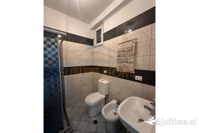 Shtepi ne shitje Apartament ne Tirane, 2+1, Mobilimi E mobiluar, Pagesa 129,900  Euro.