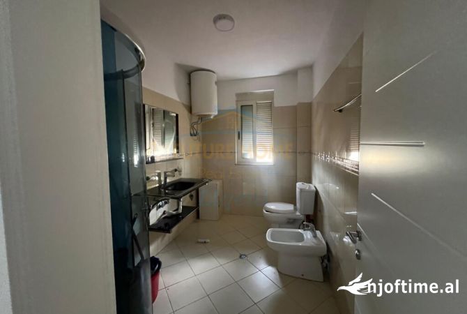 Shtepi ne shitje Apartament ne Tirane, 3+1, Mobilimi E mobiluar, Pagesa 249,900  Euro.