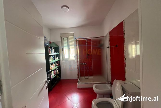 Shtepi ne shitje Apartament ne Tirane, 3+1, Mobilimi E mobiluar, Pagesa 249,900  Euro.