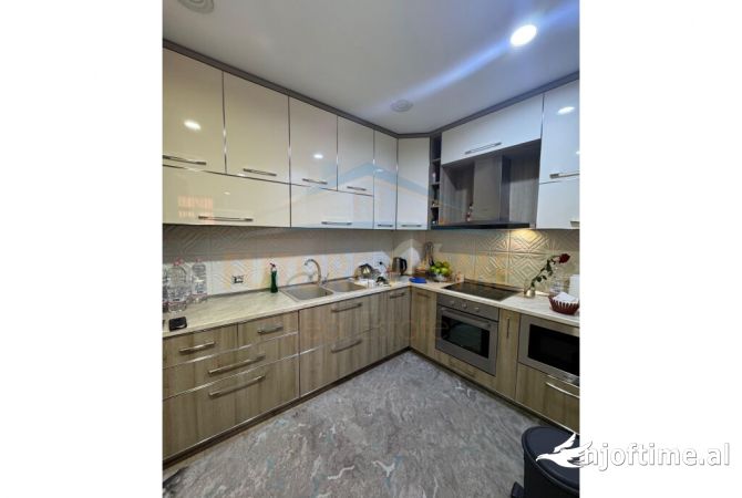 Shtepi ne shitje Apartament ne Tirane, 2+1, Mobilimi E mobiluar, Pagesa 220,000  Euro.